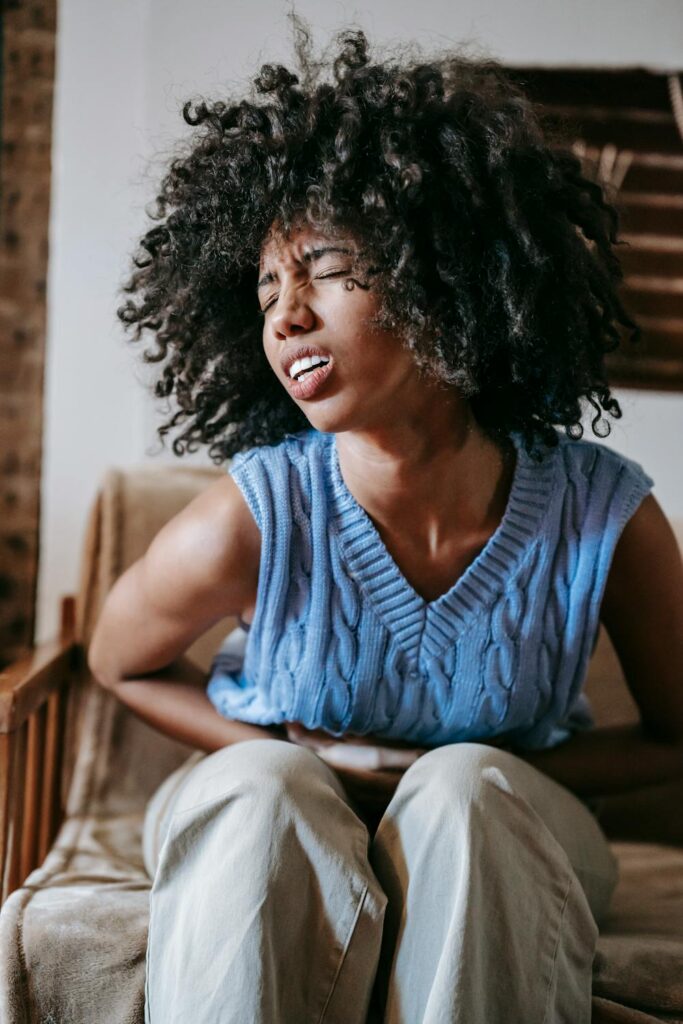 Mostra uma jovem com facies de dor, sugere que ela está menstruada e com cólica. Em geral é o fácies da mulher que tem o fluxo menstrual aumentado ou intenso